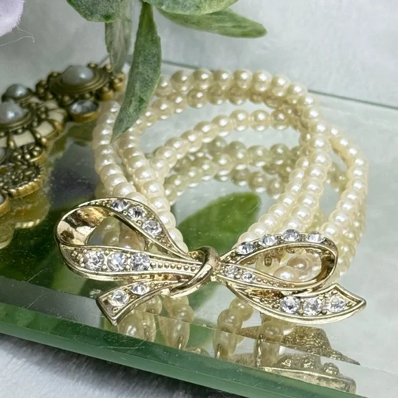 Vintage Style Pearl Bracelet with Rhinestone Bow - Picture 5 of 8